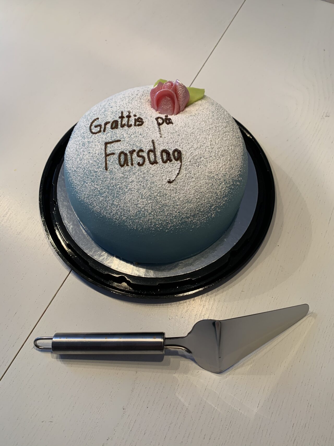 Father’s Day Blueberry Marzipan Cake With Cutter